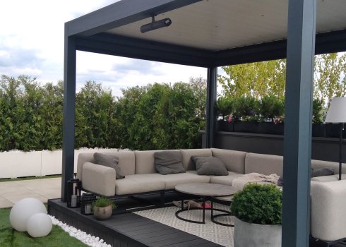 przestronny taras nowoczesny na dachu