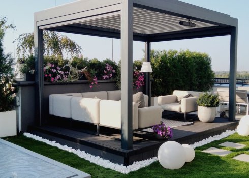 przestronny taras nowoczesny na dachu