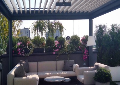 przestronny taras nowoczesny na dachu