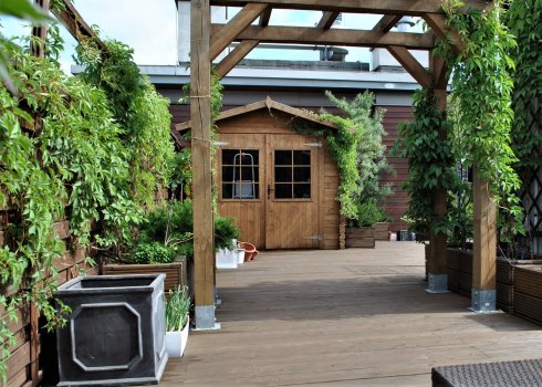 ogród na dachu z werandą