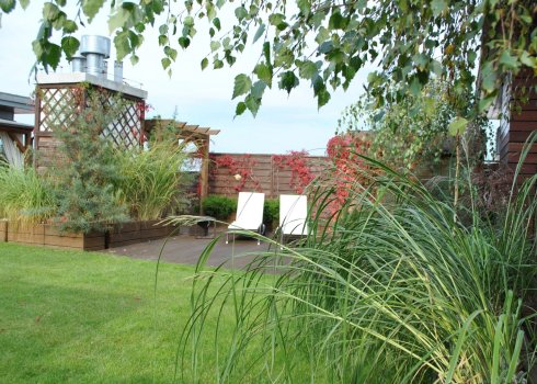 ogród na dachu z werandą