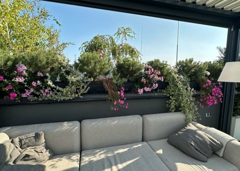 przestronny taras nowoczesny na dachu