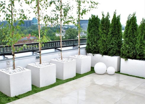 przestronny taras nowoczesny na dachu