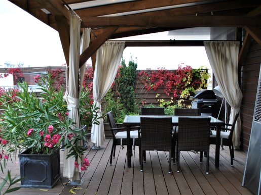 ogród na dachu z werandą